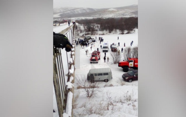 Rusiyada avtobus çaya aşdı - 18 ölü, 23 yaralı + Video