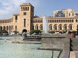Azərbaycanlılar Yerevanın mərkəzində Ermənistanın xüsusi xidmət orqanlarını ...