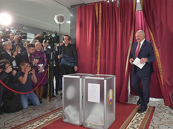 Belarusiyada bir gün ərzində prezident seçkisində seçicilərin, təxminən, 5%-i vaxtından əvvəl səs verib