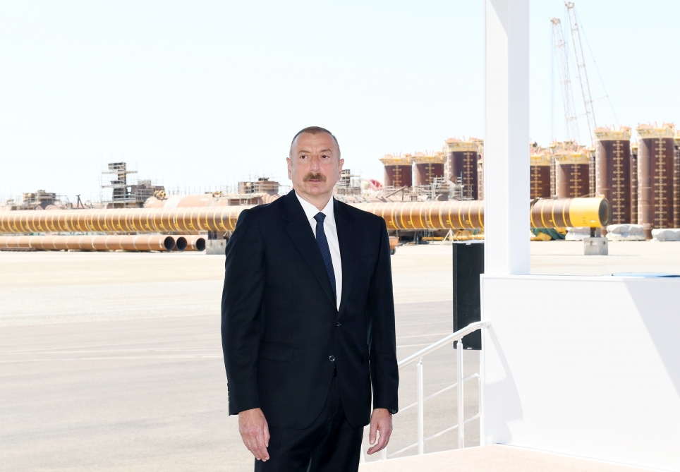 Prezident İlham Əliyev “Qarabağ” yatağının dayaq blokunun dənizə yola salınması mərasimində iştirak edib