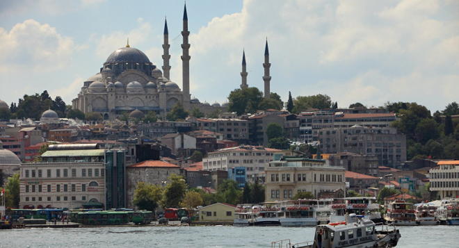 İstanbulda dəhşət: maşınlar aşdı, evlərin damı qopdu - Video