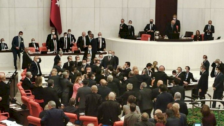 Türkiyə parlamentində dava düşdü - Video