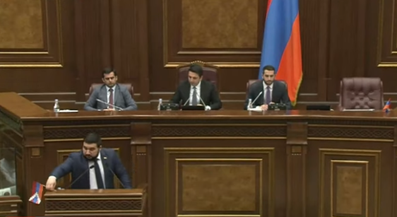 Ermənistan parlamentində şok - Deputat separatçıların “bayrağını”...
