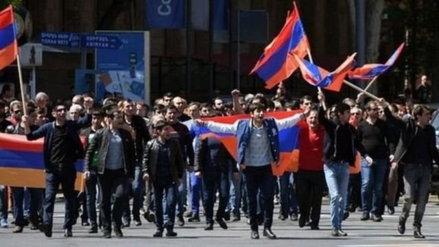 Ermənistanda etirazçılar Paşinyanı Qarabağı Azərbaycana verməkdə hittiham edir