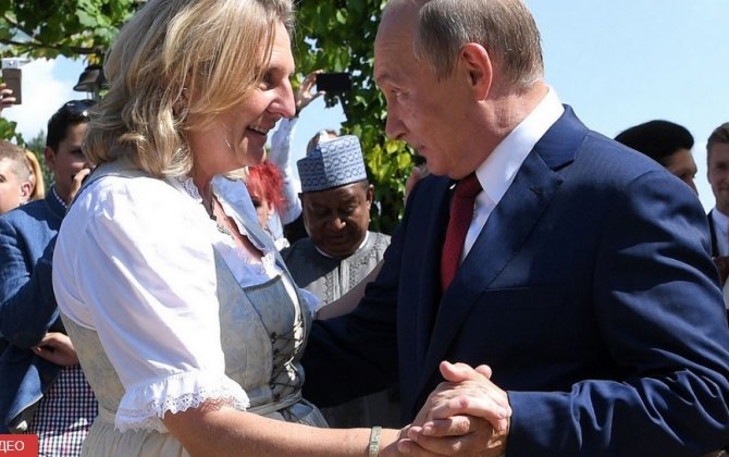 Karin Knaysl ağır həyatı barədə danışıb: onu "rus donuzu" və "Putinin fahişəsi" adlandırırlar...