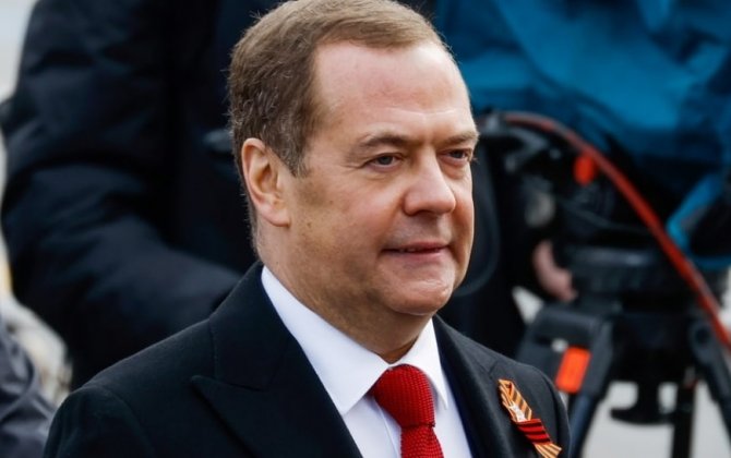 Medvedev yenidən prezident olmaq üçün canfəşanlıq edir və Putinin qarşısında quyruq bulayır