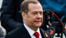 Medvedev yenidən prezident olmaq üçün canfəşanlıq edir və Putinin qarşısında quyruq bulayır