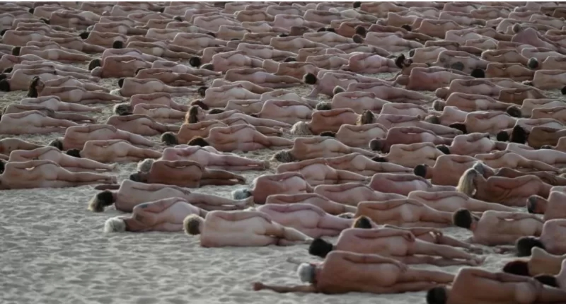Spenser Tunik-in yeni işi:  Bondi Beach çimərliyində 2,5 min çılpaq insan