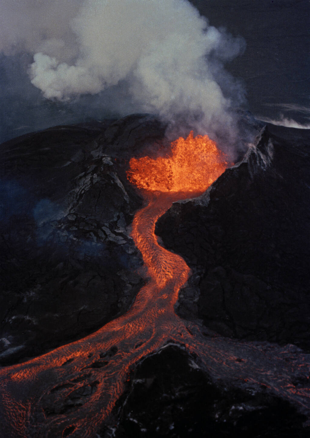 Dünyanın ən böyük vulkanı Mauna Loa püskürməyə başlayıb