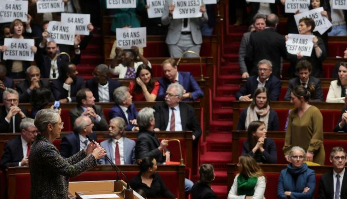 Fransada pensiya islahatı parlamentdən yan keçərək qəbul edilib