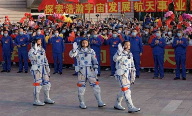 Çin kosmik stansiyaya yeni komanda göndərib