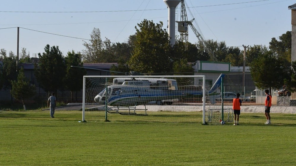 Özbəkistanda futbol matçı zamanı helikopter meydançaya enib