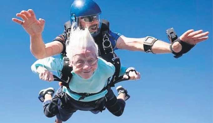 104 yaşlı qadın paraşütlə tullandı