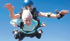 104 yaşlı qadın paraşütlə tullandı