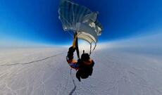 10500 metr yüksəklikdən paraşütlə tullandılar