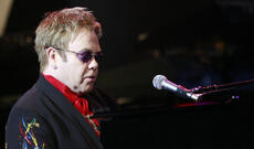 Elton Con qismən kor olub