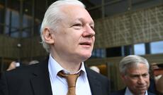 Konqresmenlər Baydenə məktub göndərərək Assange üçün əfv olunmasını xahiş ediblər