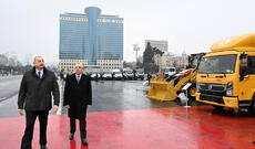 Prezident İlham Əliyev Bakıda kommunal xidmət göstərəcək müxtəlif xüsusi təyinatlı nəqliyyat vasitələri ilə tanış olub