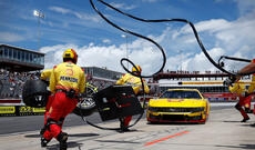 Joey Logano yarışıda pit-stop edir