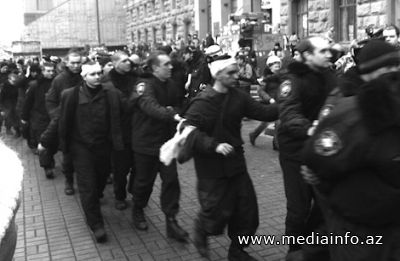 Ukrayna polisləri Yevromaydan fəallarına təslim olmağa başlayıblar