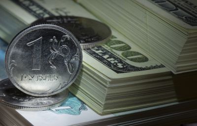 Rusiyada dollar sürətlə ucuzlaşır