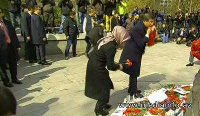 Əhməd Davudoğlu 13 Mart teraktının qurbanlarını yad edib - FOTO