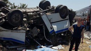 Türkiyədə qatarla mikroavtobus toqquşdu: 6 ölü, 15 yaralı var