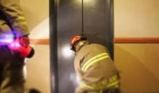 Liftdə köməksiz qalanlar xilas edilib