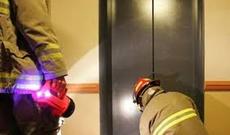 Liftdə köməksiz qalanlar xilas edilib