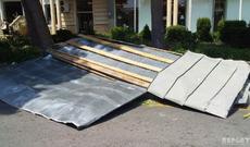 Bakıda güclü külək binanın damını uçurdu - Video