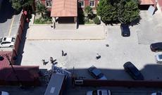 Bakıda yük maşını polis şöbəsinin darvazasına çırpılıb