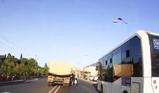 Bakıda qadın və azyaşlı qızı ölümdən 1 saniyə ayırdı-qorxunc  videogörüntülər