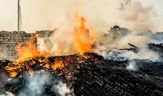 Taxta bazarlnda yanğın söndürülüb