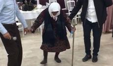 105 yaşlı nənə toyda əsayla halay vurdu – Video