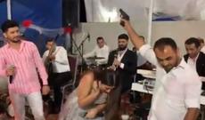 Damlanın oxuduğu toyda silahdan atəş açıldı - VİDEO
