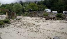 FHN-in Qubada yanğını söndürməyə gedən maşını çayda batıb - VİDEO