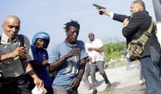 Deputat parlamentin qarşısında jurnalisti güllələdi – Şok video