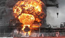 Xarici vətəndaşların olduğu neft gəmisində partlayış - Video