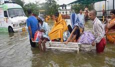Hindistanda leysan yağışlar 73 nəfərin həyatına son qoydu - Video