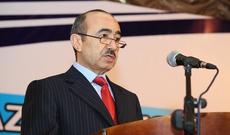 Əli Həsənov müəllimləri təbrik etdi