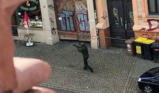 Almaniyada kafeyə silahlı hücum edən şəxs müşahidə kameralarına düşüb - VİDEO