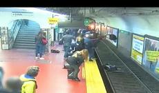 Qadın reslər üzərinə yıxıldı - Metroda dəhşət yaşandı - VİDEO