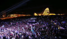 Müstəqilliyin şərəfinə on minlərlə insan bir araya gəldi - Video