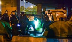 Polis Parisdə miqrantları qeyri-qanuni düşərgələrdən çıxarır - Video