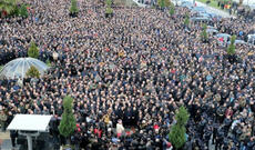 Məşhur gənc aktyor vəfat etdi - evinin qarşısında izdihamdır