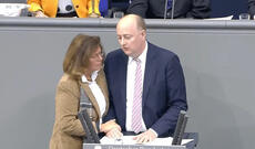 Deputat tribunada insult keçirdi - Video