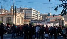 Tələbələrin mitinqi şəhərin mərkəzində nəqliyyatın hərəkətini iflic edib