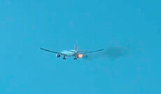 347 sərnişinin olduğu təyyarə havada alovlandı - Video