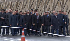 Baş Nazir Əli Əsədov Bibiheybətdə sürüşmə olan əraziyə baş çəkib