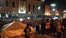 Etiraz aksiyasının iştirakçıları parlamentin binasını əhatəyə alıblar